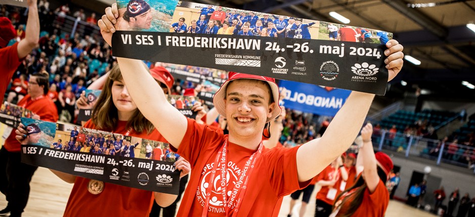 Ved afslutningsceremonien under Special Olympics Idrætsfestival 2022 i Kolding blev stafetten givet videre til Frederikshavn Kommune, der nu er klar til at tage imod deltagerne i dagene 24.-26. maj 2024. Foto: Lasse Lagoni. 